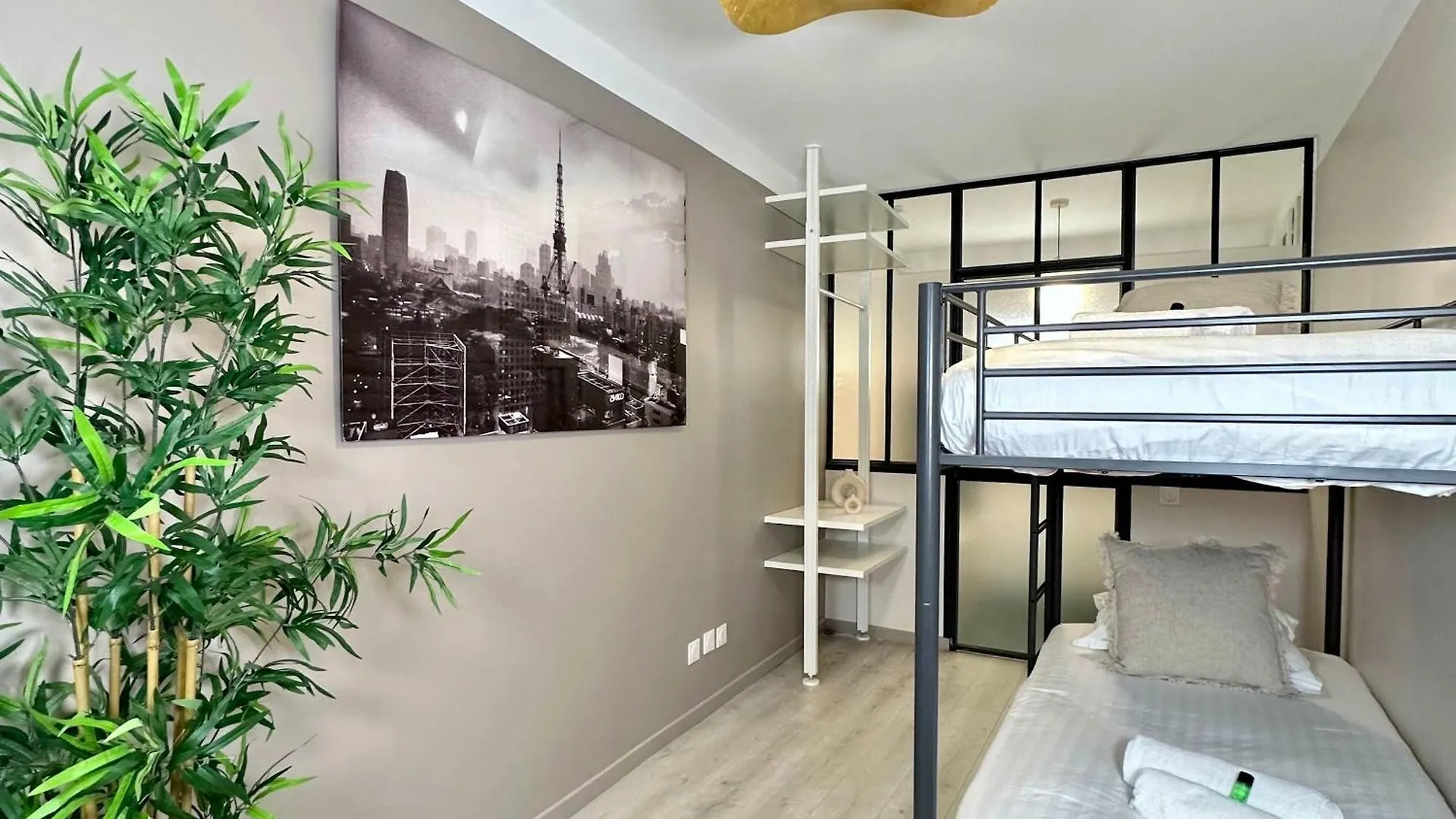 Typical Luxurious Parisian Getaway Parijs